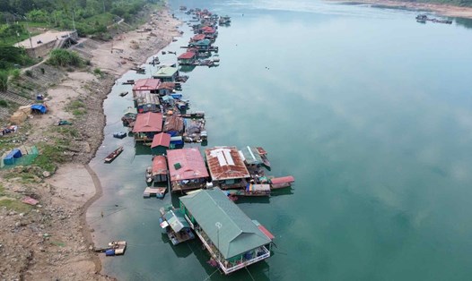 Toàn cảnh làng chài dưới chân Thủy điện Hòa Bình. Ảnh: Đặng Tình