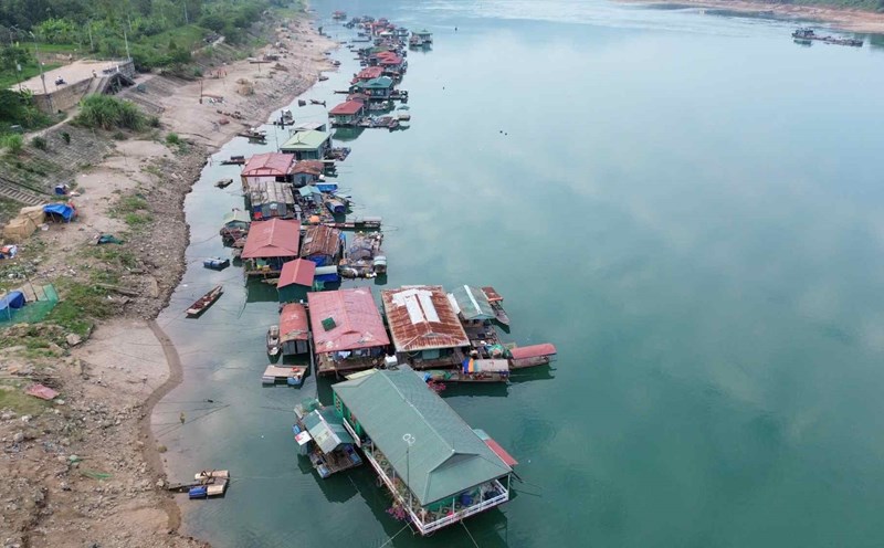 Panoramic view of the fishing village at the foot of Hoa Binh Hydropower Plant. Photo: Dang Tinh