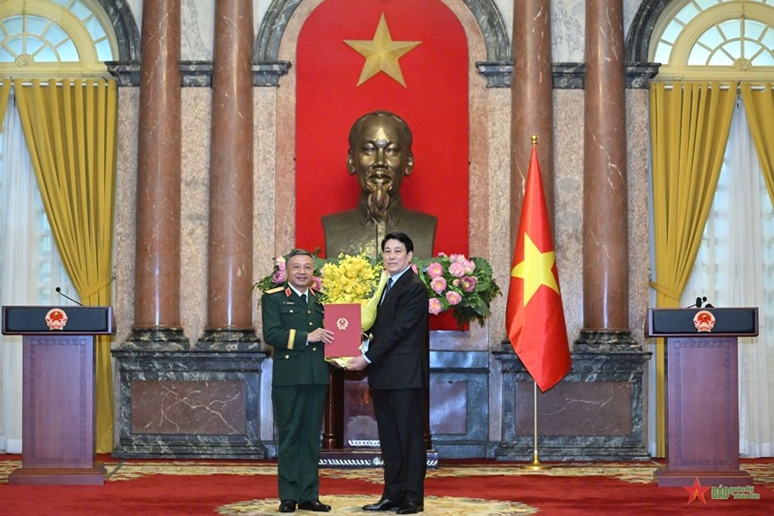 President Luong Cuong presented the decision to promote comrade Le Quang Minh to the rank of Senior Lieutenant General. Photo: QDND