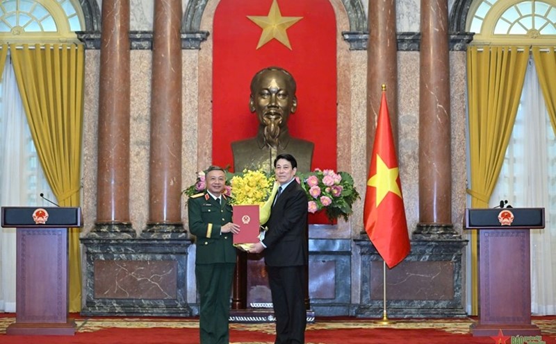 President Luong Cuong presented the decision to promote comrade Le Quang Minh to the rank of Senior Lieutenant General. Photo: QDND