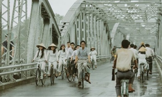 Cầu Trường Tiền (trung tâm TP Huế) được chọn làm bối cảnh trong phim Em và Trịnh. Ảnh: Đoàn phim cung cấp.