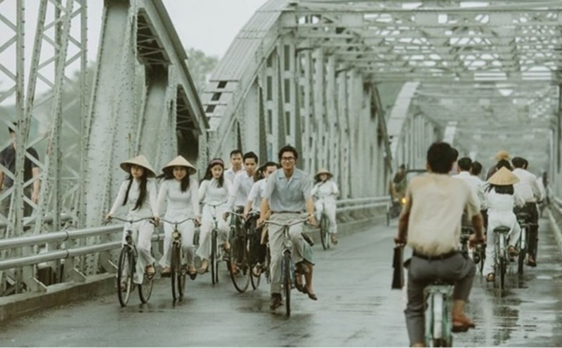 Truong Tien Bridge (center of Hue City) was chosen as the setting for the movie Em va Trinh. Photo: Provided by the film crew.