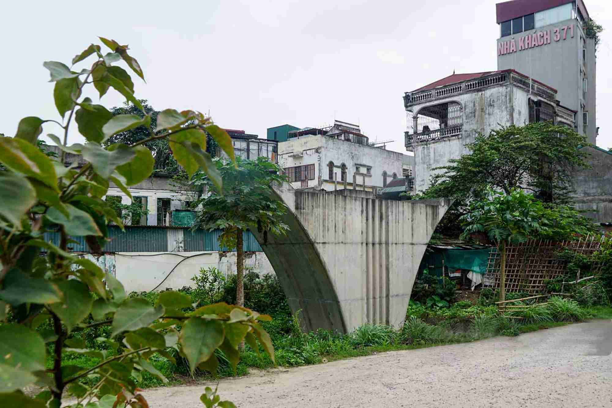 The Beltway 1 project has only been partially implemented at the Thai Ha - De La Thanh intersection and the starting point at the Hoang Cau - Hao Nam intersection. Photo: NGOC THUY