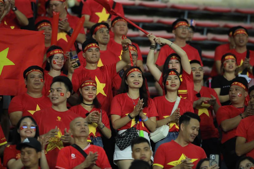 Spectators cheering for the Vietnamese team in Laos. Photo: Minh Dan