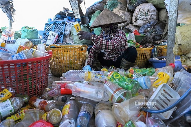 Nhieu dia phuong, co quan, don vi, co so giao duc… trong ca nuoc da ban hanh nhieu quy dinh, chien luoc, khau hieu, phong trao nham muc dich tang cuong quan ly, giam sat de giam thieu rac thai nhua. Anh: Thanh An.