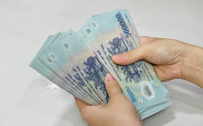 Attractive interest rate programs at banks are causing controversy due to lack of transparency in listing. Photo: Hai Nguyen.