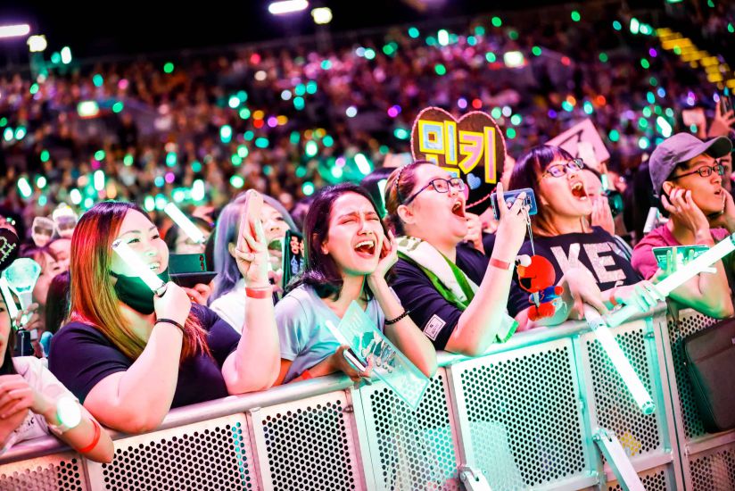 Phái nữ là lực lượng đông đảo của cộng đồng người hâm mộ ngành công nghiệp biểu diễn. Ảnh: Koreaboo