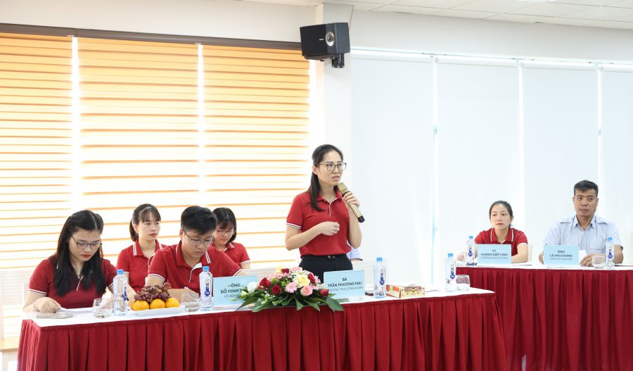 Representatives of the Executive Committee of the Trade Union of International Medical Consulting Company Limited proposed contents at the dialogue. Photo: Manh Quan