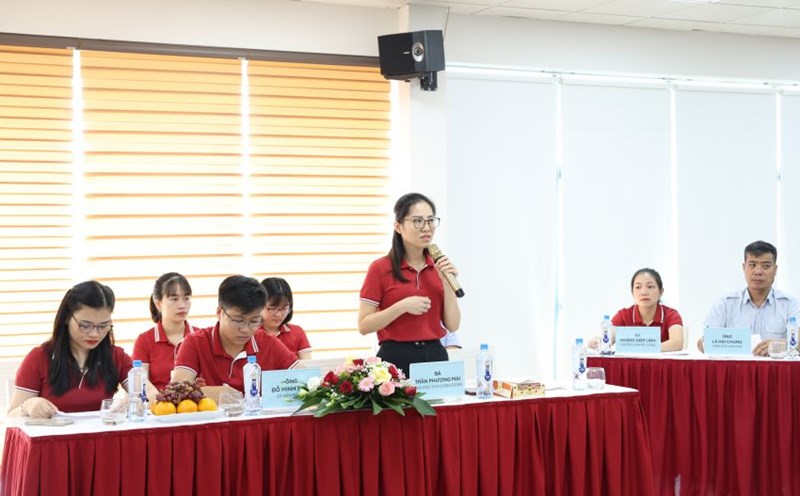 Representatives of the Executive Committee of the Trade Union of International Medical Consulting Company Limited proposed contents at the dialogue. Photo: Manh Quan