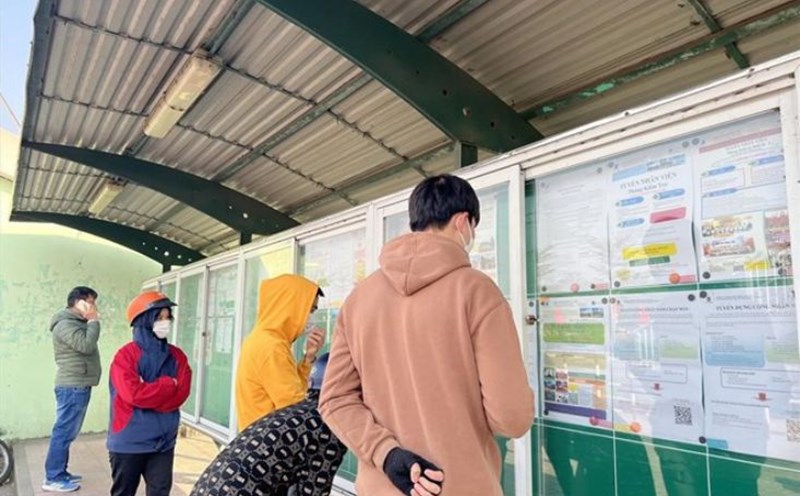 Workers look at recruitment information and expect stable jobs that do not require high qualifications. Photo: Minh Huong