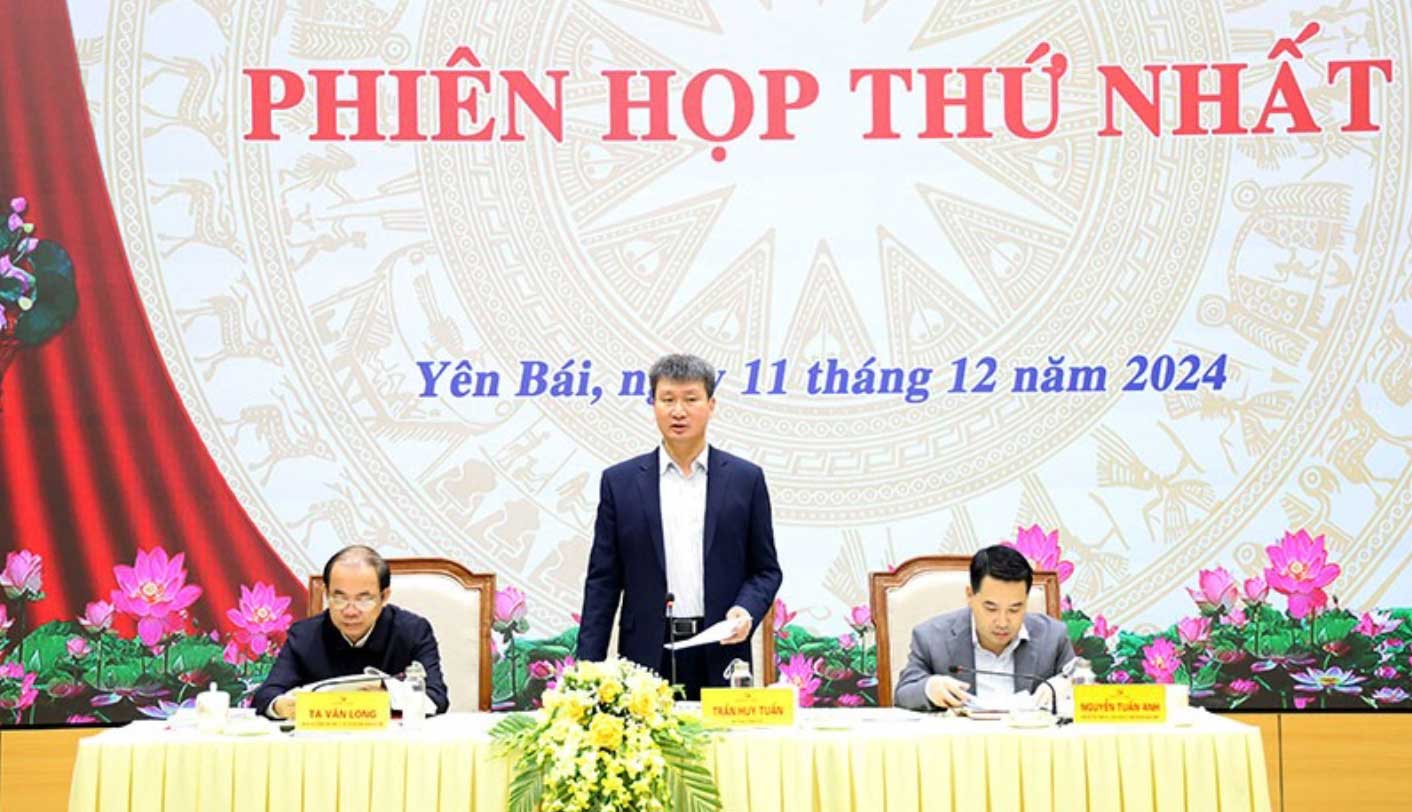 Yen Bai Provincial Party Secretary Tran Huy Tuan speaks at the meeting. Photo: Yenbai.gov