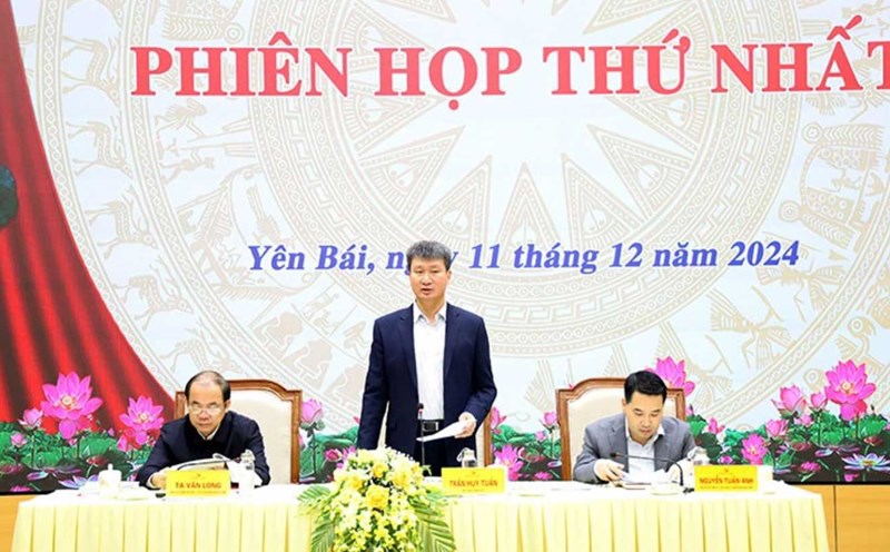 Yen Bai Provincial Party Secretary Tran Huy Tuan speaks at the meeting. Photo: Yenbai.gov