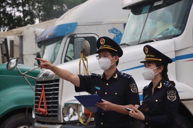 The Customs sector collected over VND900 billion in revenue from handling violations in 11 months. Illustrative photo: General Department of Customs