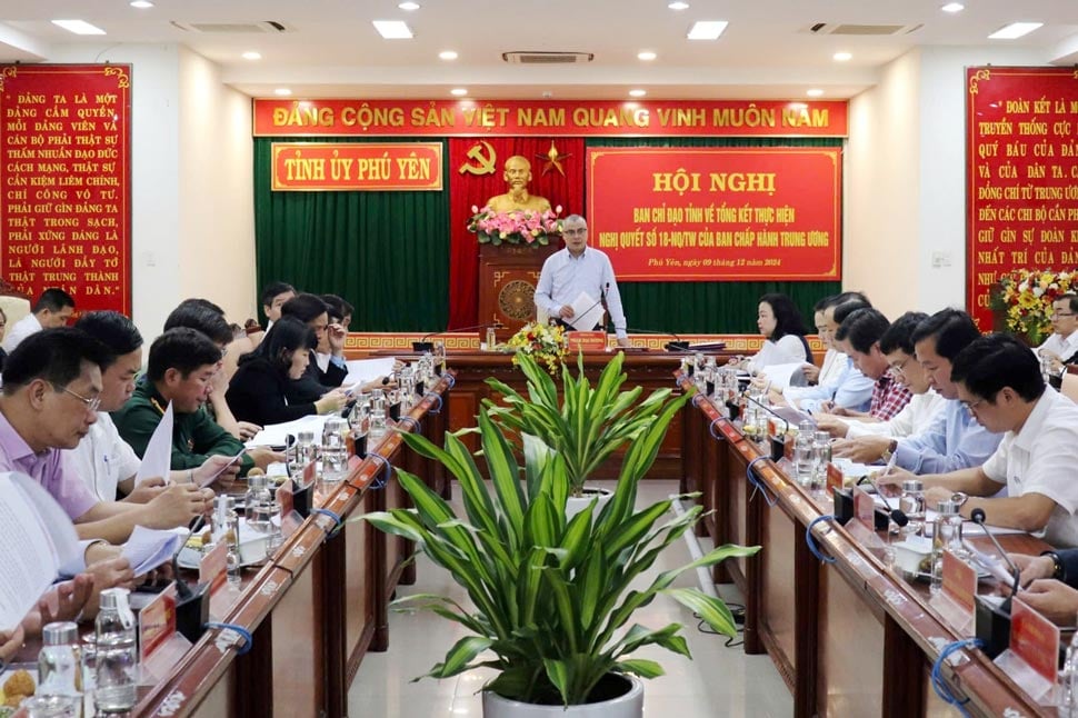 Phu Yen province held a conference to summarize Resolution No. 18-NQ/TW of the 12th Party Central Committee (afternoon of December 9). Photo: Hoai My