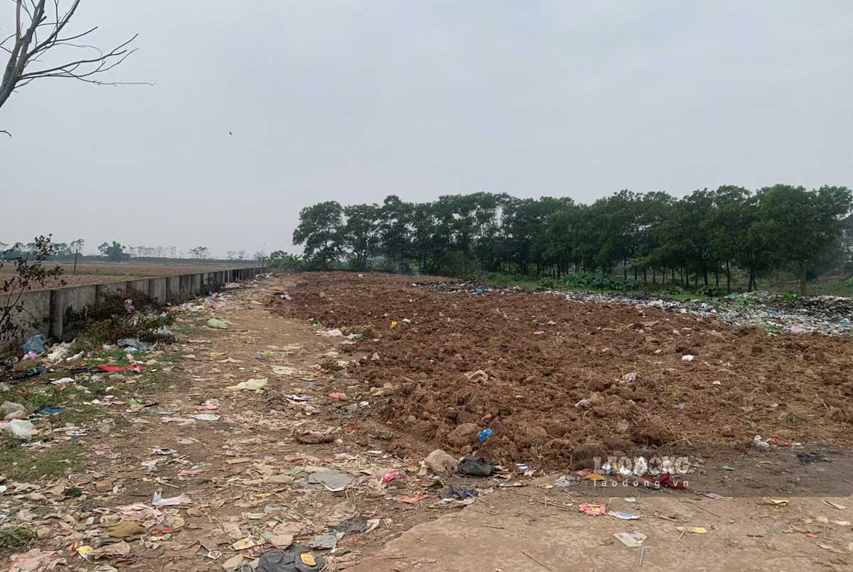 Handling of the landfill in Dai Thang commune (Vu Ban district, Nam Dinh province) after being reported by Lao Dong newspaper. Photo: Provided by local people