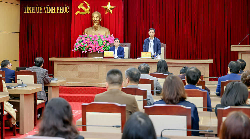 Leaders of Vinh Phuc Provincial Party Committee exchange information on streamlining the apparatus. Photo: Khanh Linh
