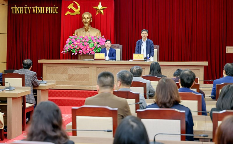 Leaders of Vinh Phuc Provincial Party Committee exchange information on streamlining the apparatus. Photo: Khanh Linh