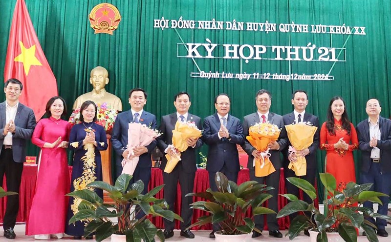 Mr. Tran Viet Dung (3rd from right) was elected as Chairman of the People's Committee of Quynh Luu district, Nghe An. Photo: Hong Dien