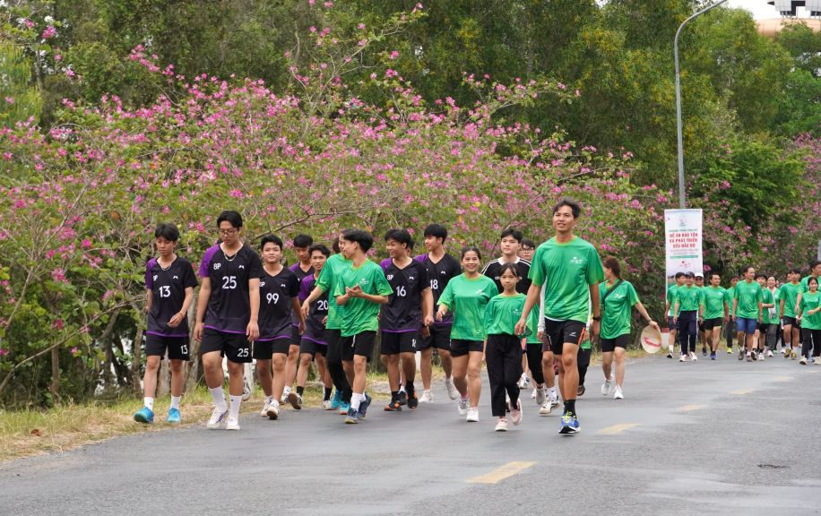 Doan di qua nhung cung duong dep ruc mau hoa. Anh: Thanh Mai