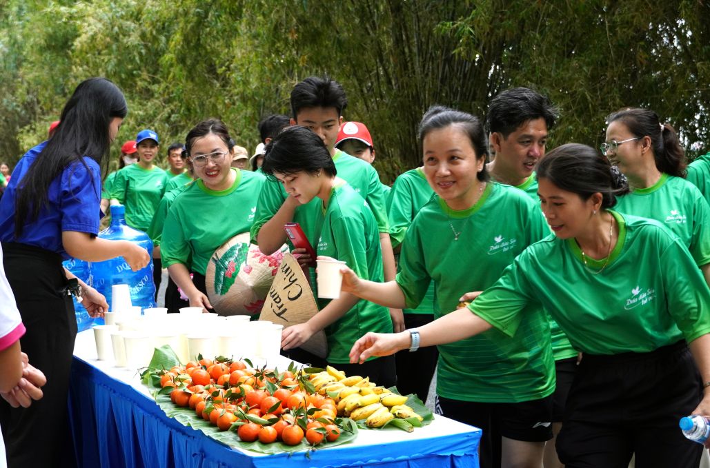 Ban to chuc bo tri nhieu diem tiep nuoc va mon an dac sac nhu mot hinh thuc quang ba tiem nang du lich o Vuon Quoc gia Tram Chim. Anh: Thanh Mai