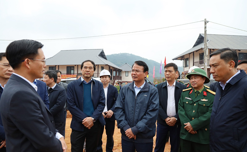 Lao Cai Provincial Party Secretary Dang Xuan Phong (center) listens to reports from units on the progress of the resettlement project. Photo: Manh Dung
