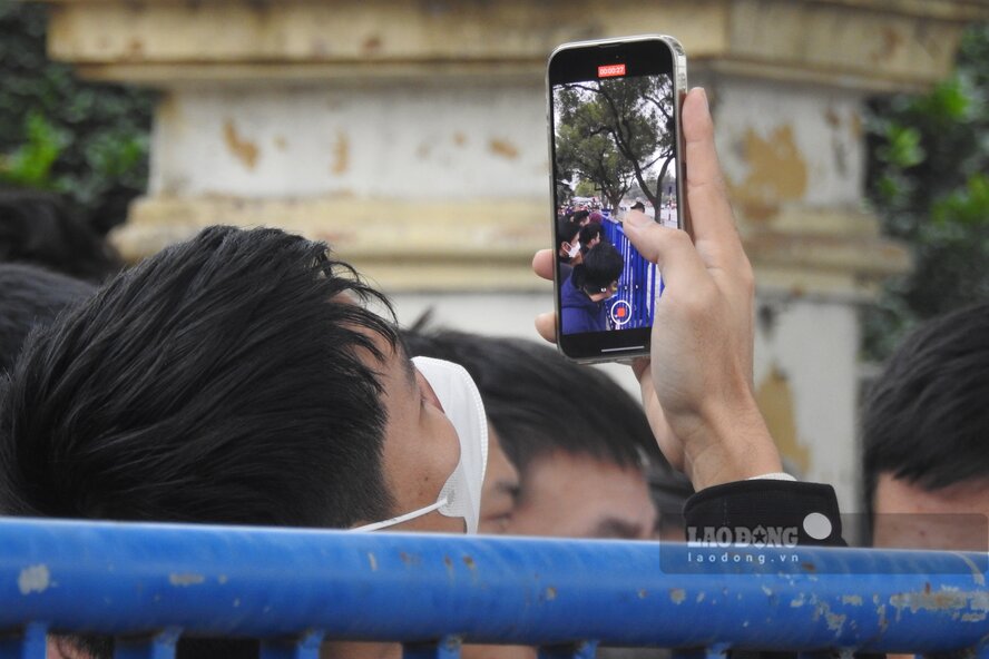 Nhieu nguoi xep hang da quay lai nhung video, chup nhung tam anh “bao cao” voi nguoi than ve “tien do” xep hang. Anh: To Cong.