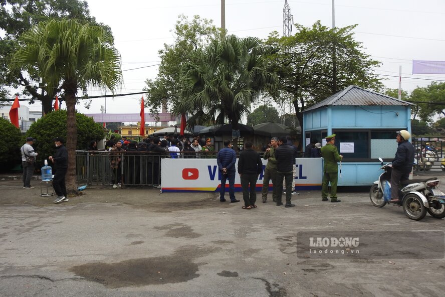 Nhu thong bao truoc do tu Lien doan Bong da Viet Nam (VFF), de tiep tuc phuc vu nguoi ham mo co the toi san theo doi va co vu cac tran dau san nha cua DTVN tai ASEAN Cup 2024, ban to chuc trien khai ban ve truc tiep.