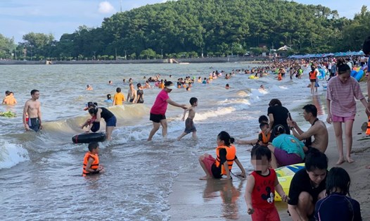 Khách du lịch đến Cát Bà trong kì nghỉ lễ 2.9. Ảnh: Hoàng Khôi