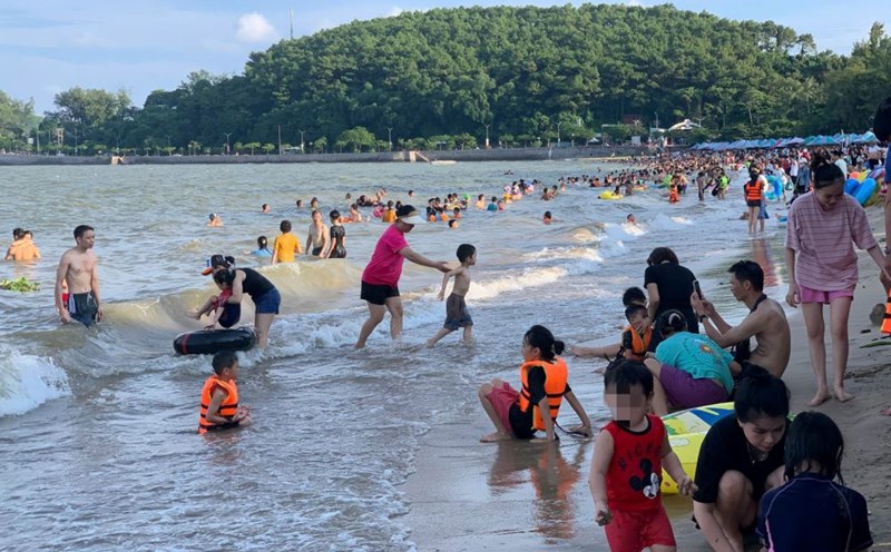 Tourists come to Cat Ba during the September 2nd holiday. Photo: Hoang Khoi