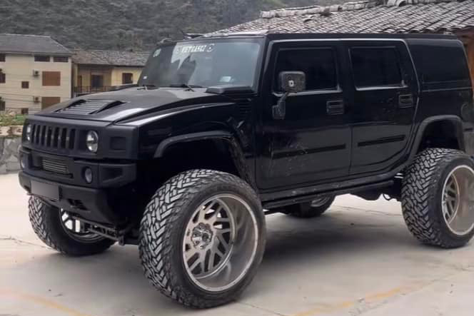 The Hummer H2 with large rims of the Hanoi owner is impressive. Photo: Quang Duc