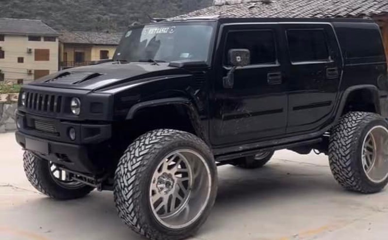 The Hummer H2 with large rims of the Hanoi owner is impressive. Photo: Quang Duc