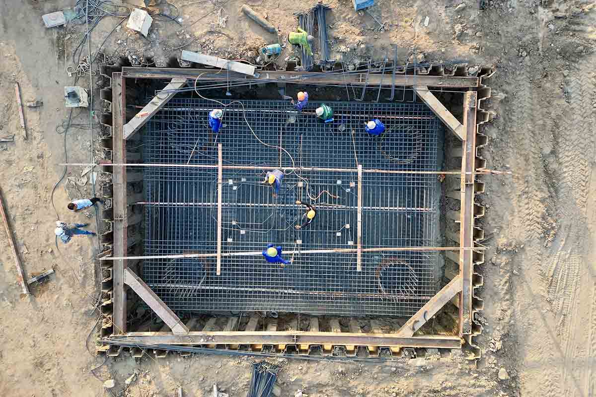 Nhiều máy móc, công nhân được huy động để thi công dự án. Ảnh: Hữu Chánh