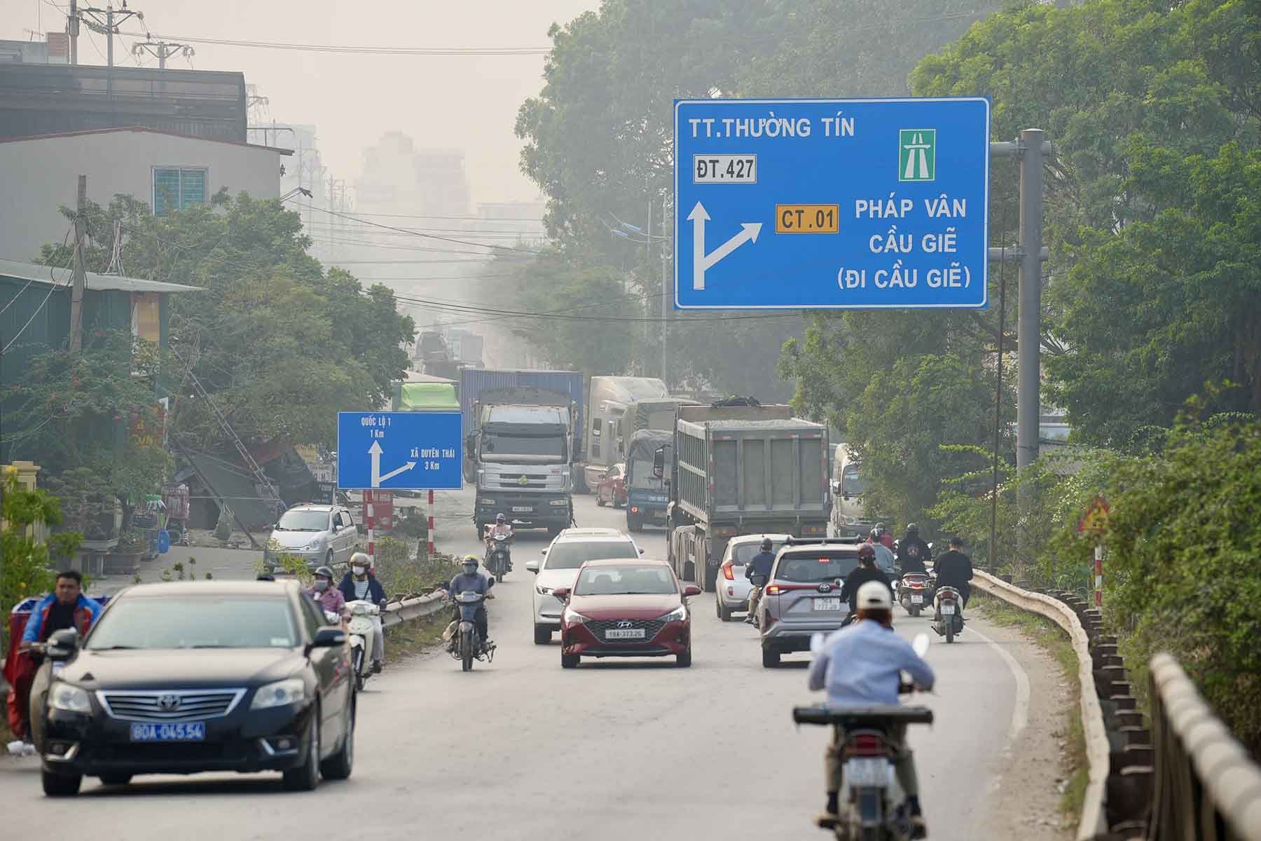 Nhiều năm qua, đường tỉnh 427 đang trở nên quá tải, do đó dự án cải tạo, chỉnh trang tuyến đường Tỉnh lộ 427 đoạn từ Quốc lộ 21B đến nút giao cầu Khê Hồi và dự án xây dựng cầu vượt Dương Trực Nguyên khi hoàn thành sẽ giảm tải áp lực giao thông cho tuyến đường hiện hữu. Ảnh: Hữu Chánh