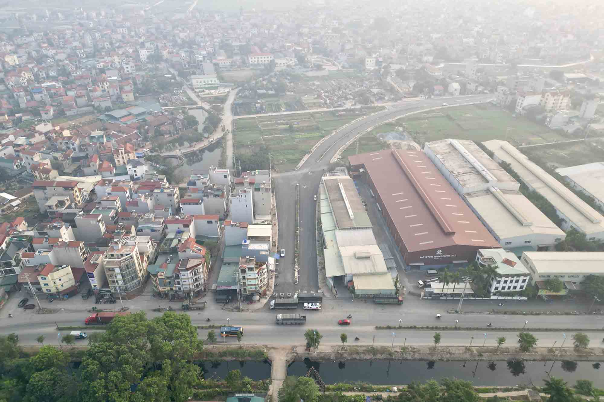 Đến này, dự án cải tạo đường tỉnh 427 đã cơ bản hoàn thiện. Tuyến đường chỉ được thông xe khi cầu vượt Quốc lộ 1A được thi công hoàn thiện. Ảnh: Hữu Chánh