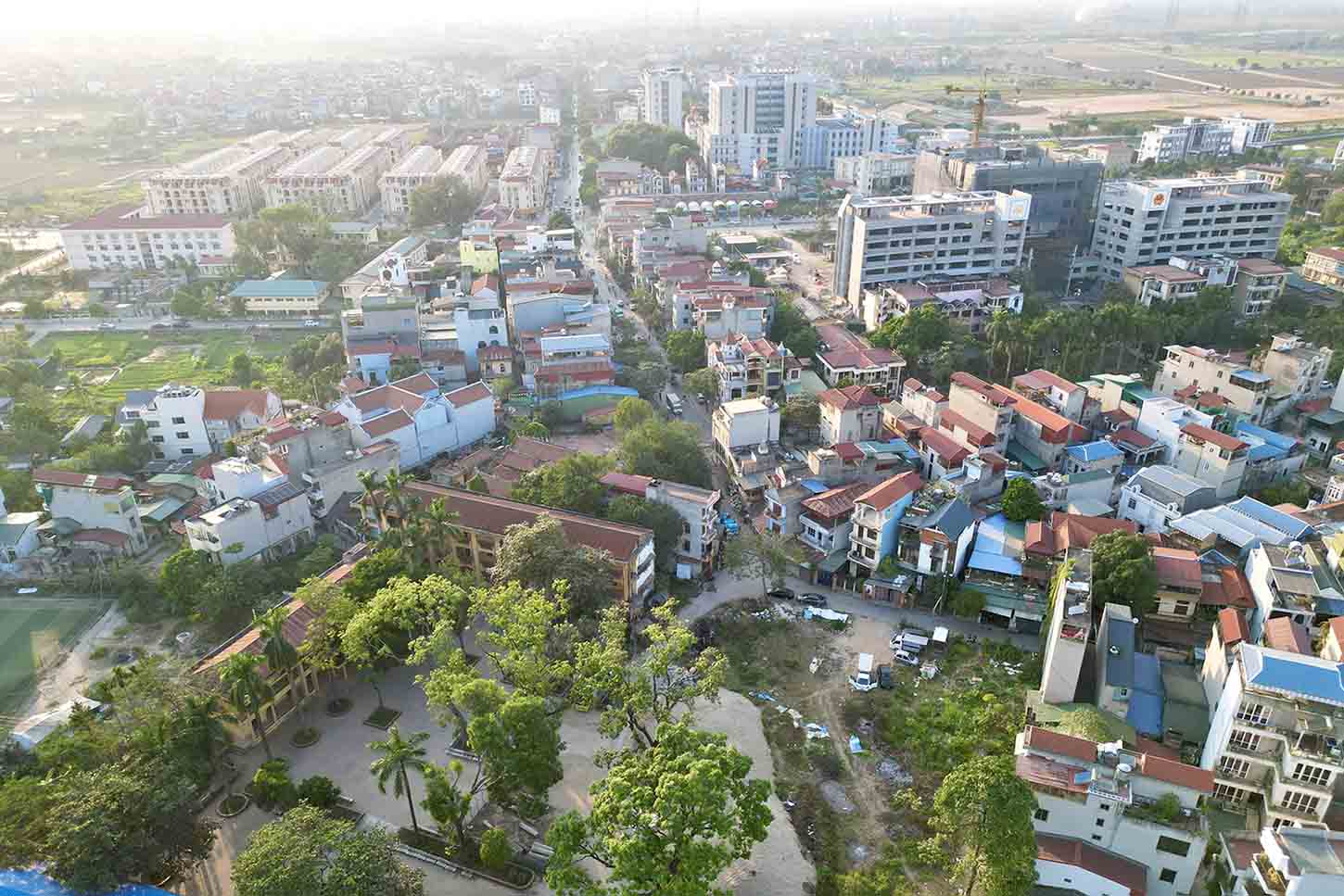 Trong ảnh là nút giao dự án với đường Dương Trực Nguyên. Một số căn nhà tại đây vẫn chưa được bàn giao mặt bằng cho dự án. Ảnh: Hữu Chánh