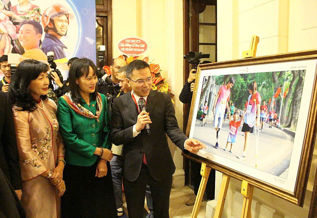 Đoàn đại biểu tham quan triển lãm của Cuộc thi ảnh, video “Việt Nam hạnh phúc - Happy Vietnam 2024”. Ảnh: Thạch Lựu