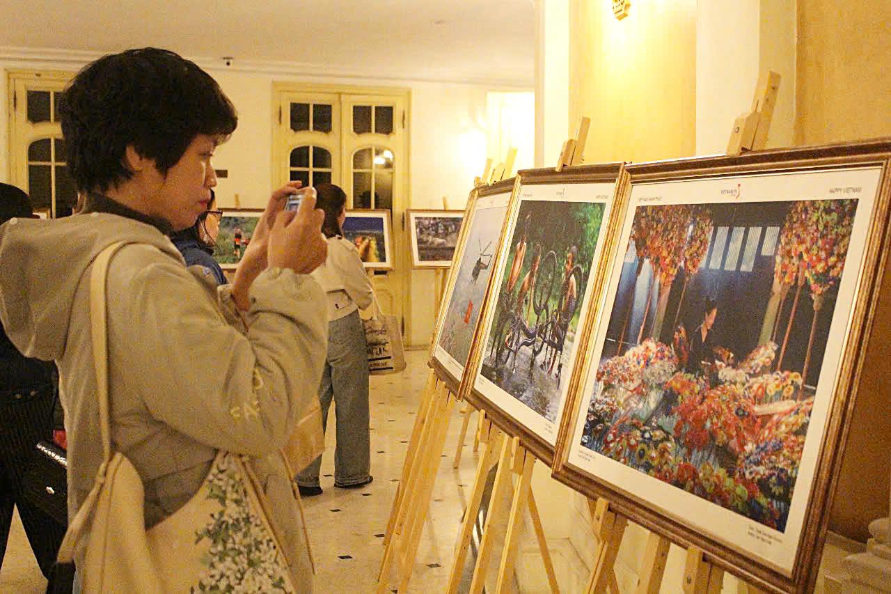 Triển lãm trưng bày các tác phẩm của Cuộc thi ảnh, video “Việt Nam hạnh phúc - Happy Vietnam năm 2024“. Ảnh: Thạch Lựu