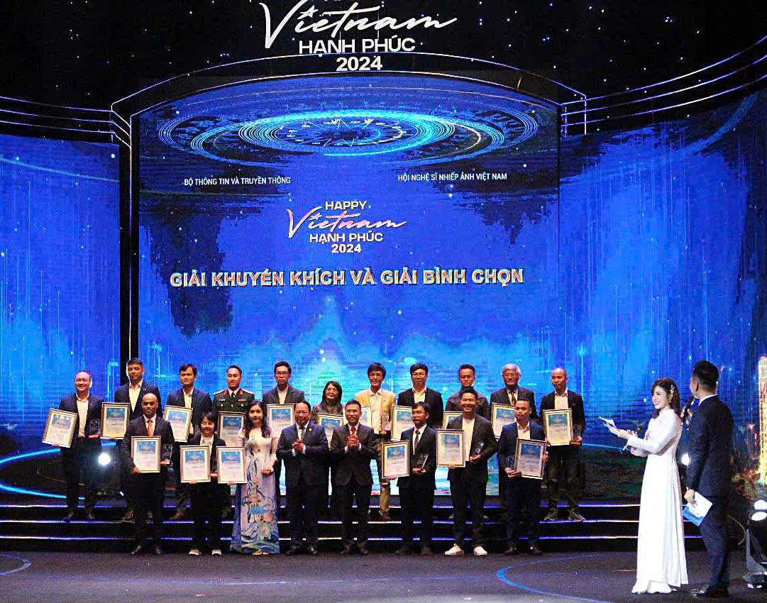 Ban Tổ chức trao giải Khuyến khích và giải Bình chọn cho các tác giả và tác phẩm. Ảnh: Thạch Lựu