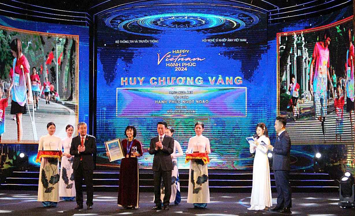Tác giả Vũ Diệu Hoa với tác phẩm “Hạnh phúc ngọt ngào” đạt Huy chương vàng. Ảnh: Thạch Lựu