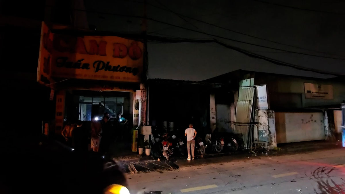 Electrical short circuit caused a fire in a house in Ho Chi Minh City on the evening of December 11. Photo: Dong Hoang