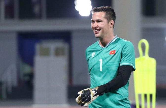 Goalkeeper Nguyen Filip is facing difficulties in competing for a starting position in the Vietnam national team. Photo: VFF