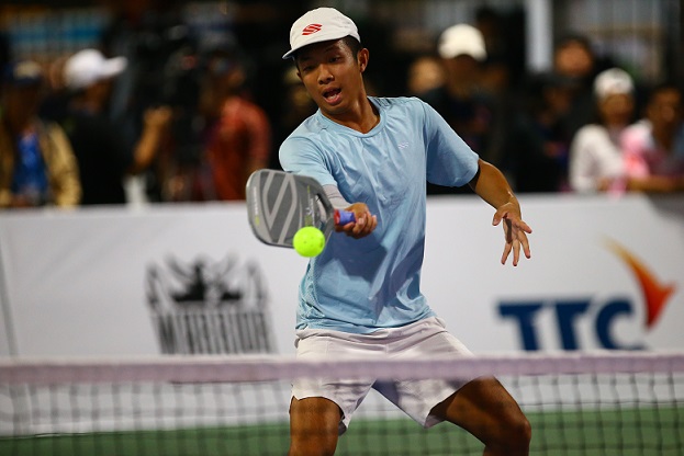 World No. 4 pickleball player Quang Duong performed and auctioned off 2 rackets, bringing in over 500 million VND. Photo: Organizing Committee