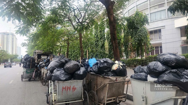 Phần lớn rác thải vẫn chưa được phân loại tại nguồn. Ảnh: Minh Hạnh 