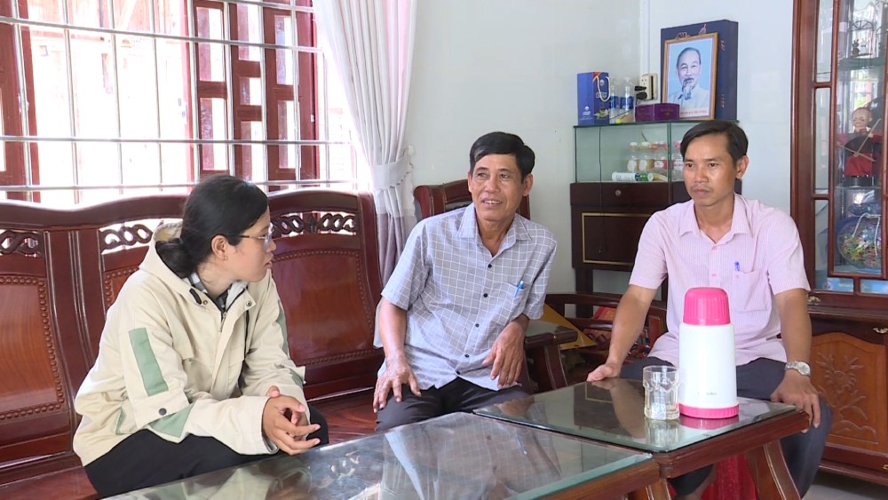 Mr. Danh Loi (middle) propagates and mobilizes Khmer ethnic people to join hands in building the New Rural Area. Photo: Xuan Nhi