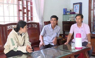Mr. Danh Loi (middle) propagates and mobilizes Khmer ethnic people to join hands in building the New Rural Area. Photo: Xuan Nhi
