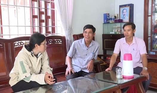 Ông Danh Lời (giữa) tuyên truyền vận động bà con đồng bào dân tộc Khmer cùng chung tay xây dựng Nông thôn mới. Ảnh: Xuân Nhi