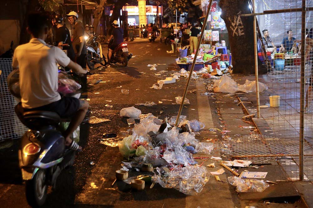 Streets in Hanoi's Old Quarter are littered with trash. Photo: Thanh Vo