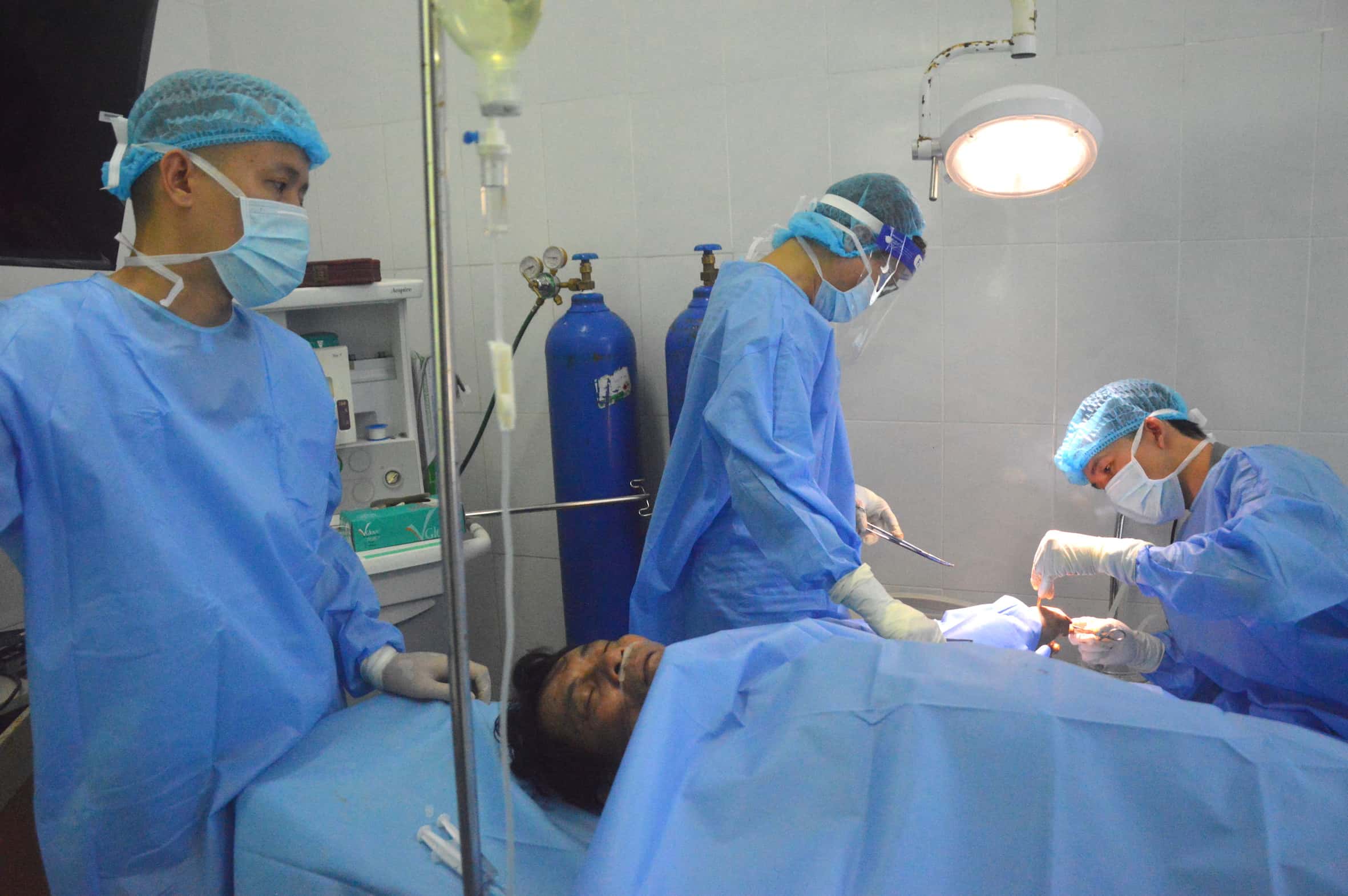 Military doctors from Song Tu Tay Island perform surgery on fishermen in distress in Truong Sa. Photo: Ngoc Anh