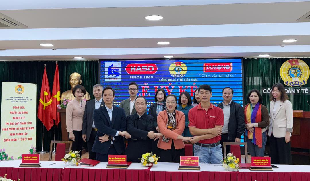 Ms. Pham Thanh Binh - President of Vietnam Health Trade Union (front row, 2nd from right) - signed a cooperation agreement on welfare for union members and workers in the health sector with 3 partners. Photo: Bao Han