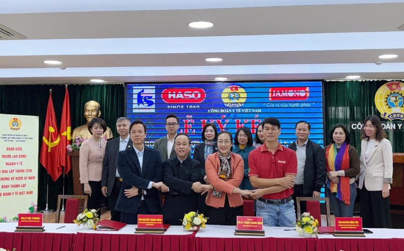 Ms. Pham Thanh Binh - President of Vietnam Health Trade Union (front row, 2nd from right) - signed a cooperation agreement on welfare for union members and workers in the health sector with 3 partners. Photo: Bao Han